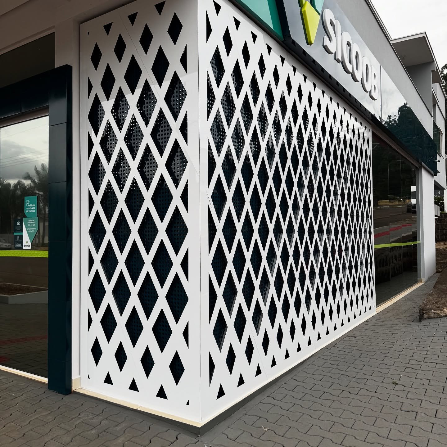 Detalhe letreiro Sicoob - Recal Comunicação Visual